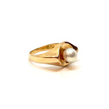 Gold ring with cultured pearl